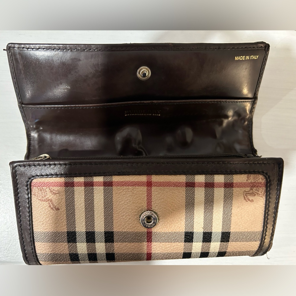 Timeless Burberry Wallet - Picture 8 of 12